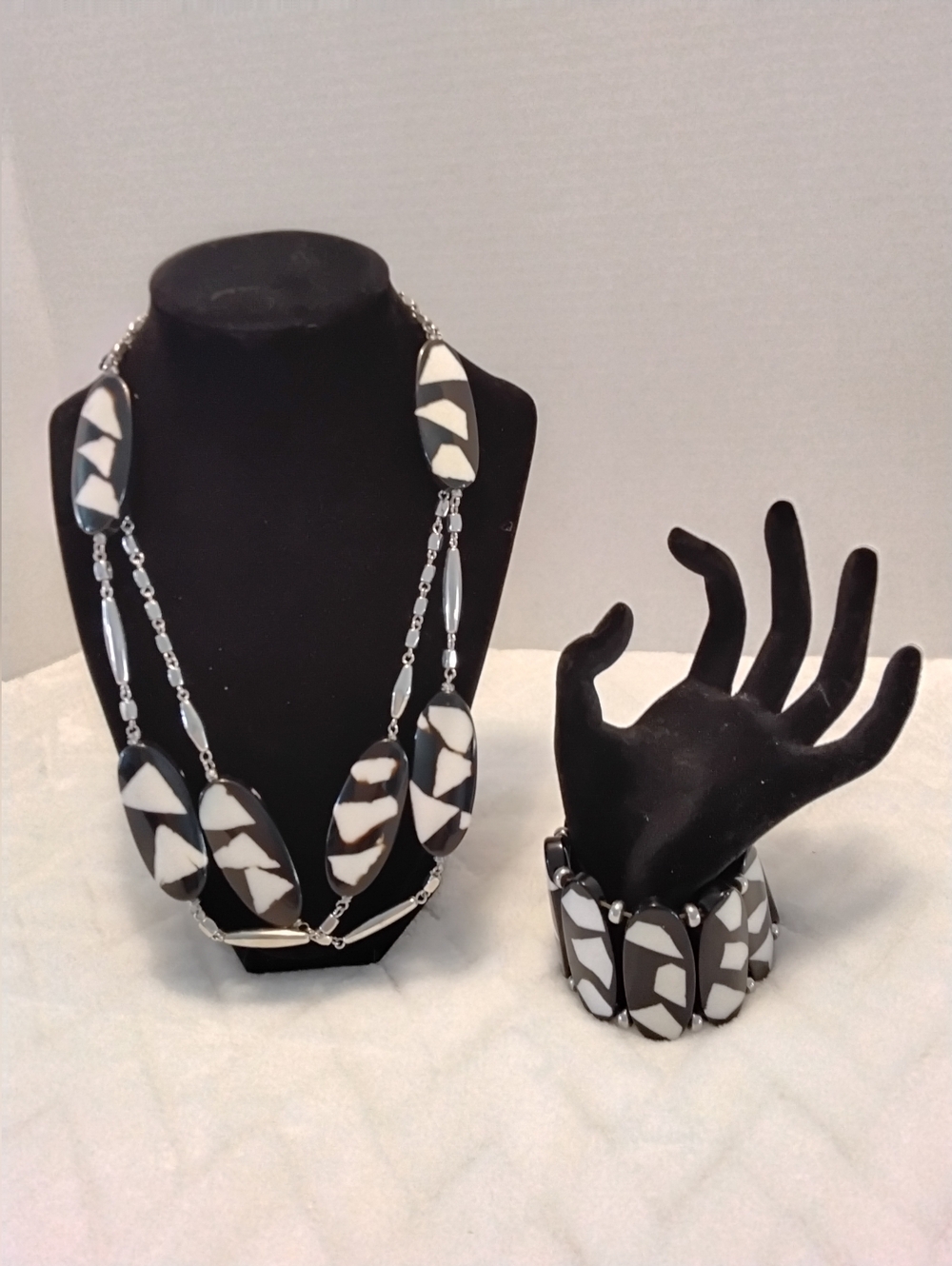 Chico's Black And White Necklace With Stretch Bracelet.